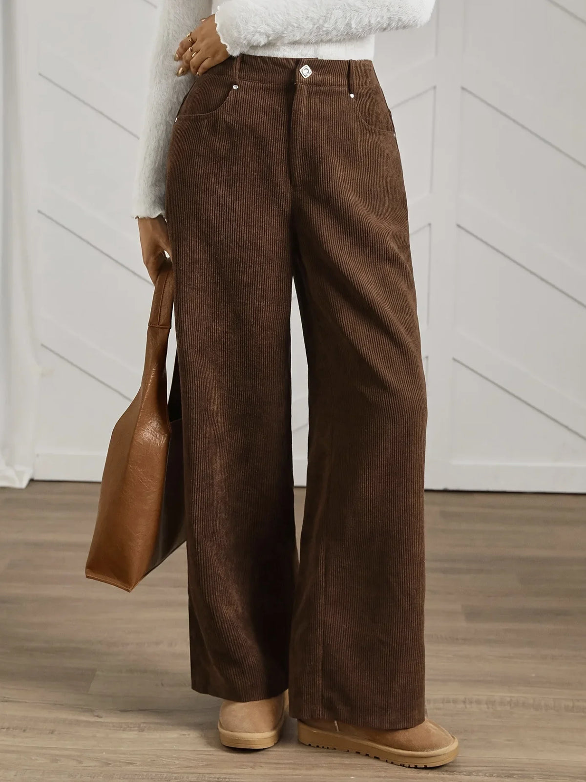מכנסי קורדרוי חומים בגזרה רחבה מלכה