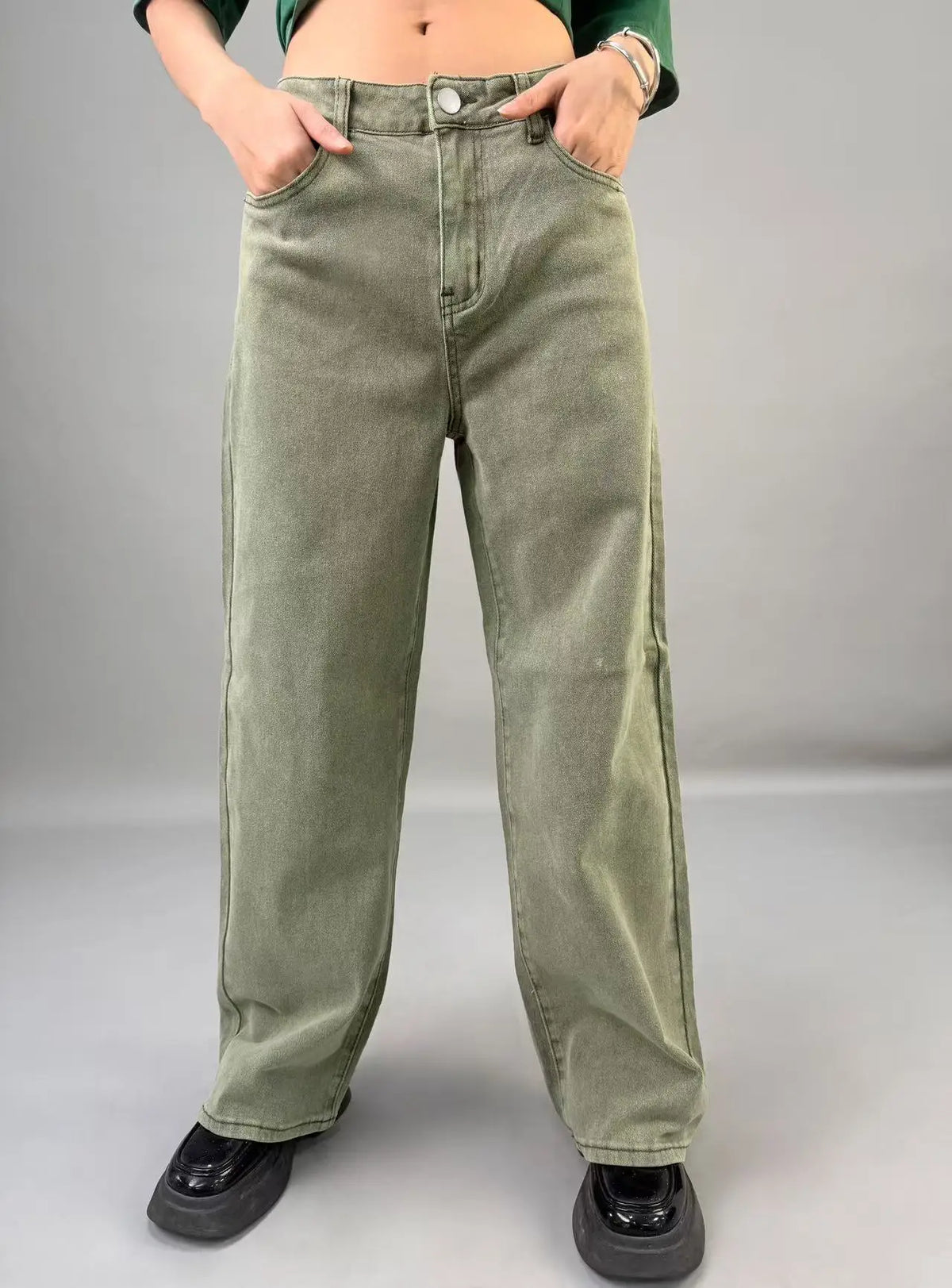 ג׳ינס ישר בגוון ירוק זית זיוית